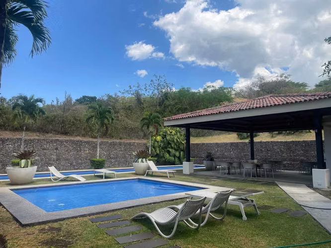 Venta de Apartamento en Brasil de Santa Ana - En Condominio -