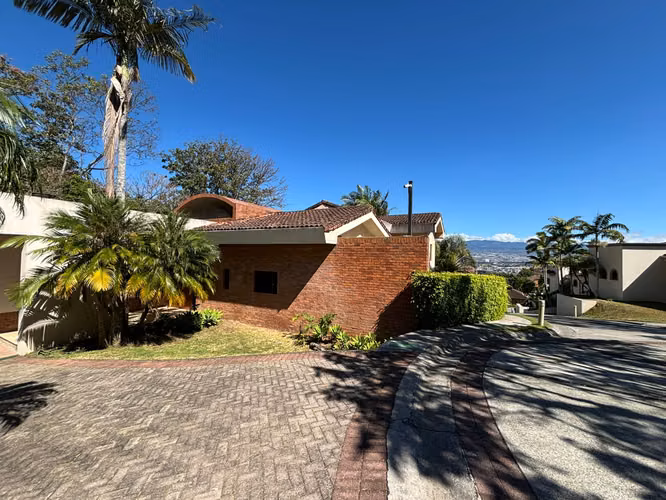 Lujo y Amplitud en Condominio Monteverde en Jaboncillos, Escazú
