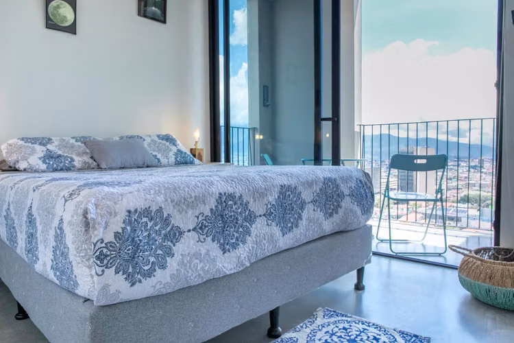 ¡Oportunidad en URBN Escalante! 64m² Amueblado – $1,250 (Mantenimiento Incluido)