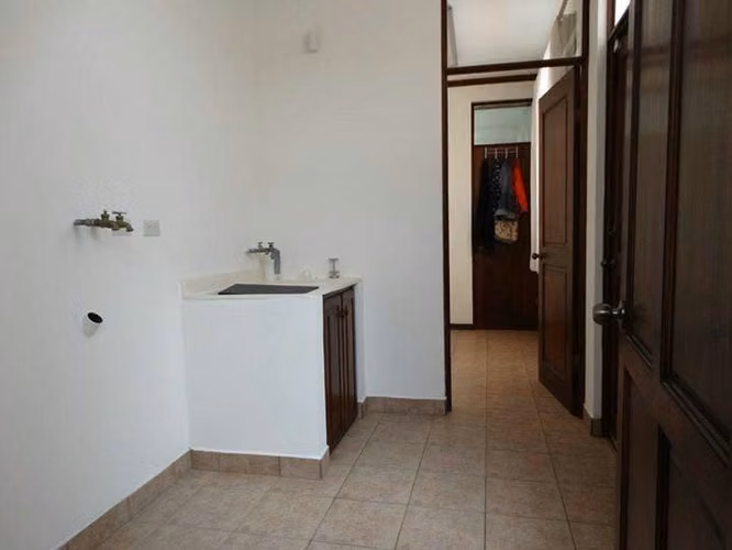 Amplia y elegante casa en condominio, Cedral, cerca de Sabanilla.