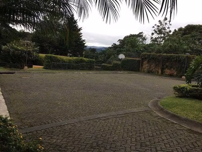 Amplia y elegante casa en condominio, Cedral, cerca de Sabanilla.