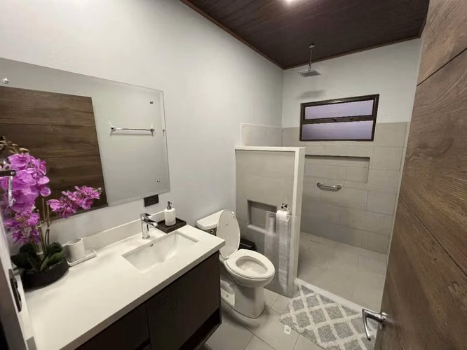 Casa Moderna Nueva en Grecia, Alajuela con Piscina y Jacuzzi