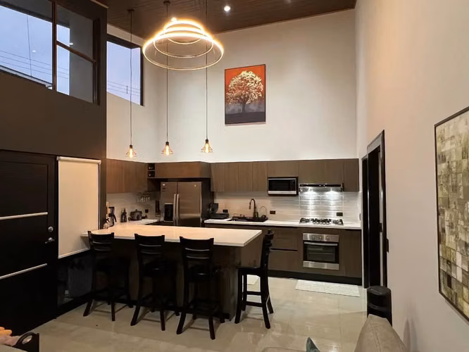 Casa Moderna Nueva en Grecia, Alajuela con Piscina y Jacuzzi