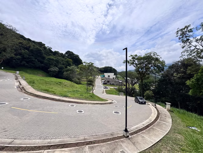 Venta de lote Condominio Vista Real con vista en Pozos de Santa Ana