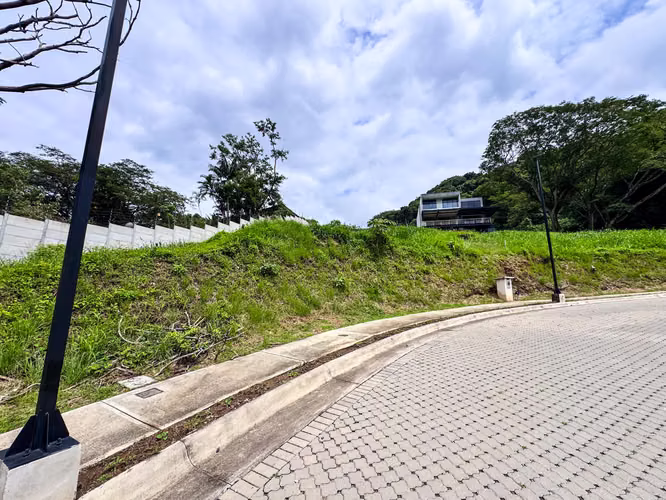 Venta de lote Condominio Vista Real con vista en Pozos de Santa Ana - Imagen 2