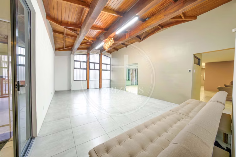 Casa de Una Planta en Los Yoses con Modernos Acabados 4 Habitaciones y jardín noj1226jb