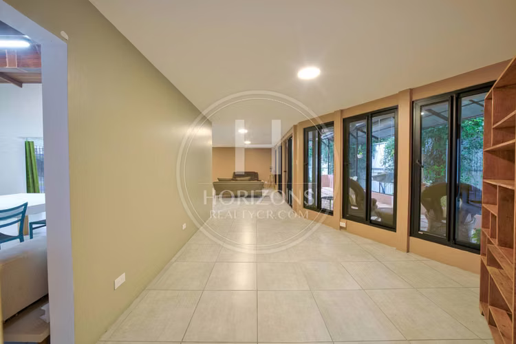 Casa de Una Planta en Los Yoses con Modernos Acabados 4 Habitaciones y jardín noj1226jb