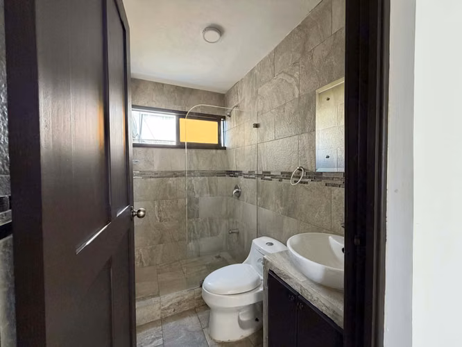 SE ALQUILA CASA EN CONDOMINIO MODERNO - RIVERA DEL IRAZU - SAN NICOLAS - CARTAGO - Imagen 3