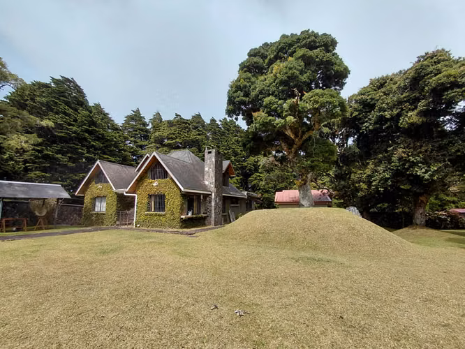 Hermosa casa estilo cabaña en amplio terreno – San Rafael de Heredia - Imagen 2