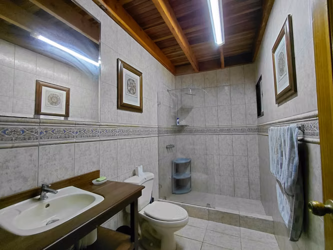 Hermosa casa estilo cabaña en amplio terreno – San Rafael de Heredia - Imagen 12