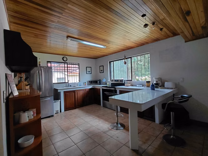 Hermosa casa estilo cabaña en amplio terreno – San Rafael de Heredia - Imagen 4