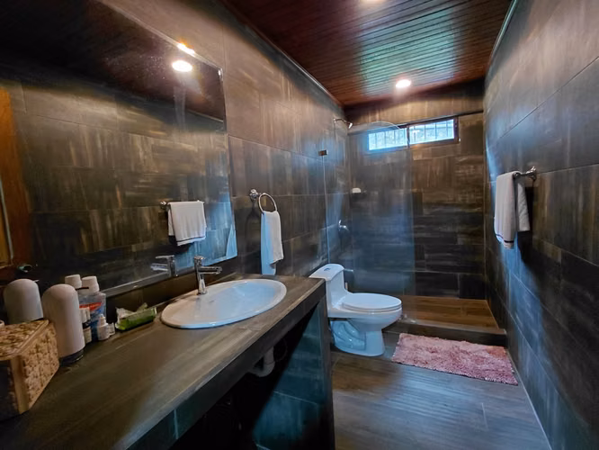 Hermosa casa estilo cabaña en amplio terreno – San Rafael de Heredia - Imagen 17