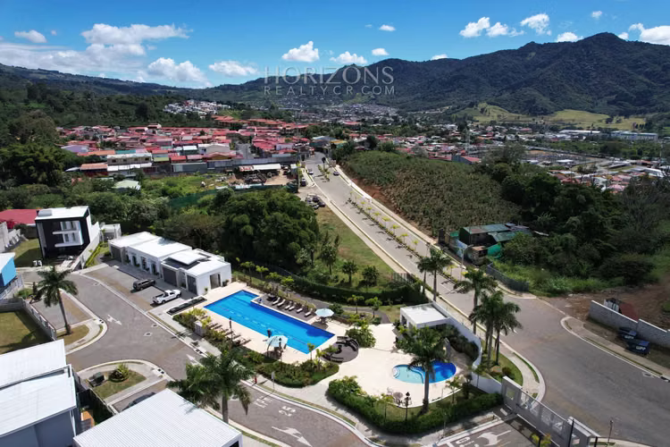 ¡Estrene Casa! 4 dormitorios uno en Planta Baja Condominio Distrito San Juan nja1125