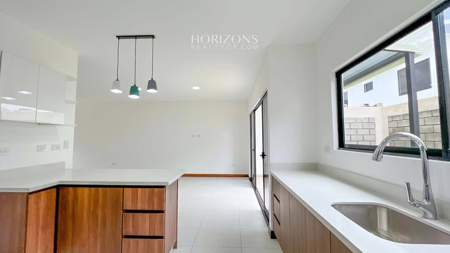 ¡Estrene Casa! 4 dormitorios uno en Planta Baja Condominio Distrito San Juan nja1125