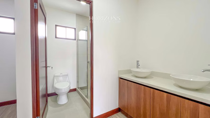 ¡Estrene Casa! 4 dormitorios uno en Planta Baja Condominio Distrito San Juan nja1125