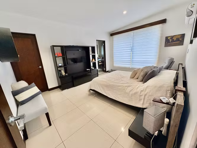 RIO ORO SANTA ANA! MODERNA Y AMPLIA CASA EN CONDOMINIO 3 HAB + SERVICIO