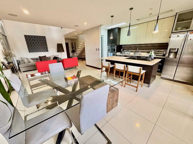 RIO ORO SANTA ANA! MODERNA Y AMPLIA CASA EN CONDOMINIO 3 HAB + SERVICIO