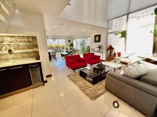 RIO ORO SANTA ANA! MODERNA Y AMPLIA CASA EN CONDOMINIO 3 HAB + SERVICIO