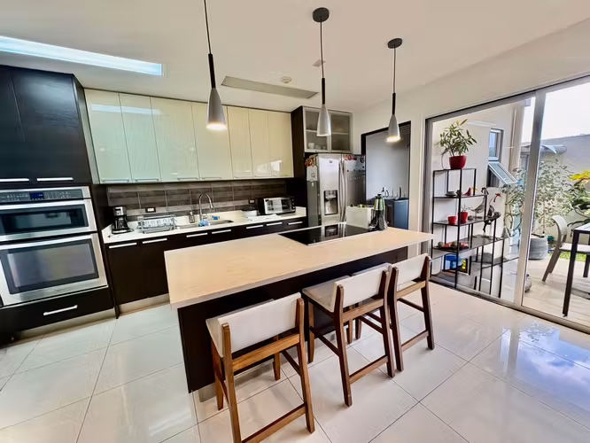 RIO ORO SANTA ANA! MODERNA Y AMPLIA CASA EN CONDOMINIO 3 HAB + SERVICIO