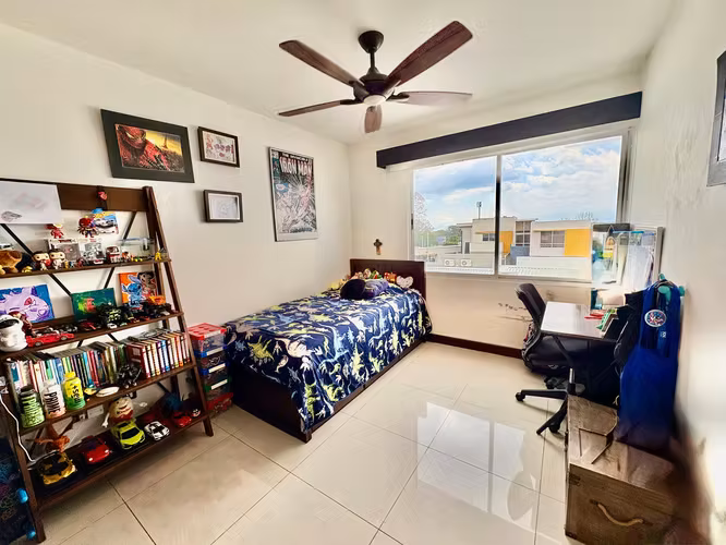 RIO ORO SANTA ANA! MODERNA Y AMPLIA CASA EN CONDOMINIO 3 HAB + SERVICIO