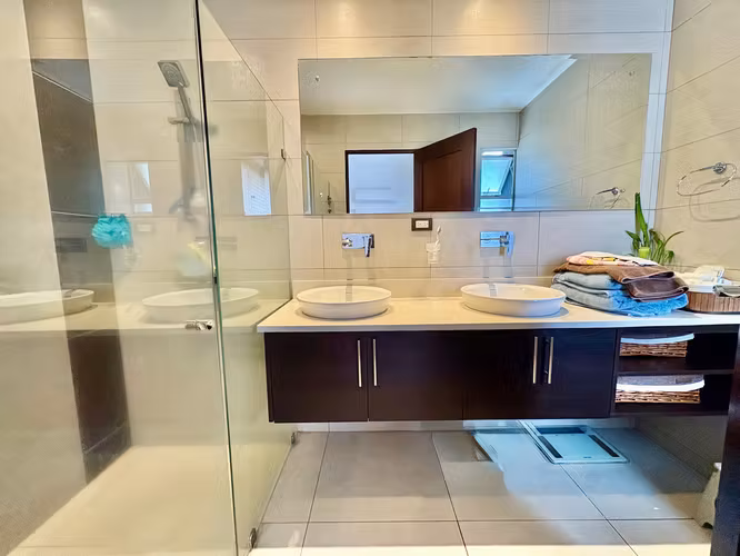 RIO ORO SANTA ANA! MODERNA Y AMPLIA CASA EN CONDOMINIO 3 HAB + SERVICIO