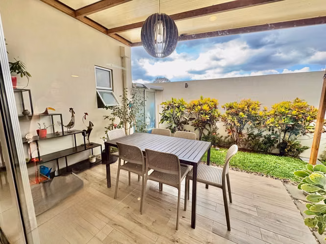 RIO ORO SANTA ANA! MODERNA Y AMPLIA CASA EN CONDOMINIO 3 HAB + SERVICIO