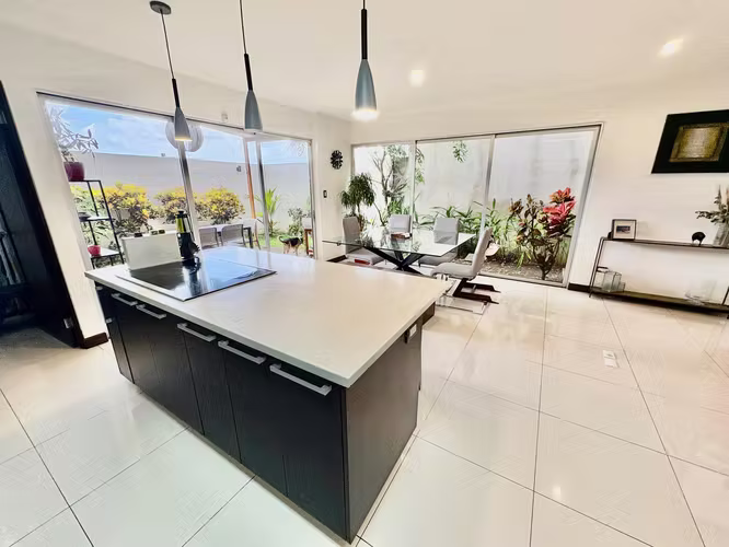 RIO ORO SANTA ANA! MODERNA Y AMPLIA CASA EN CONDOMINIO 3 HAB + SERVICIO