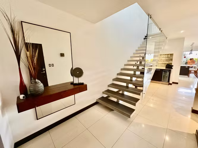 RIO ORO SANTA ANA! MODERNA Y AMPLIA CASA EN CONDOMINIO 3 HAB + SERVICIO