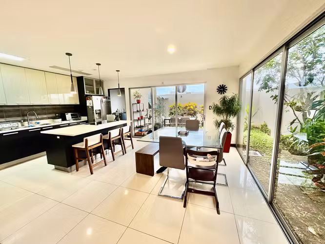 RIO ORO SANTA ANA! MODERNA Y AMPLIA CASA EN CONDOMINIO 3 HAB + SERVICIO