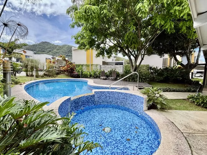 RIO ORO SANTA ANA! MODERNA Y AMPLIA CASA EN CONDOMINIO 3 HAB + SERVICIO