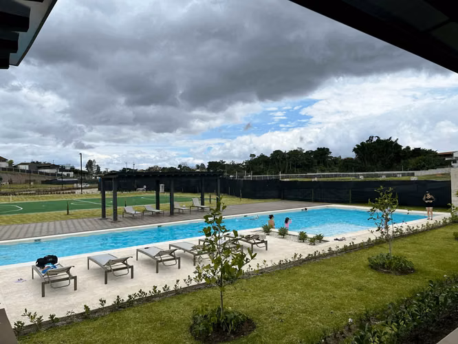 Venta de casas de dos plantas, con espacio para 3 vehículos, separadas entre si, en Curridabat - Imagen 17
