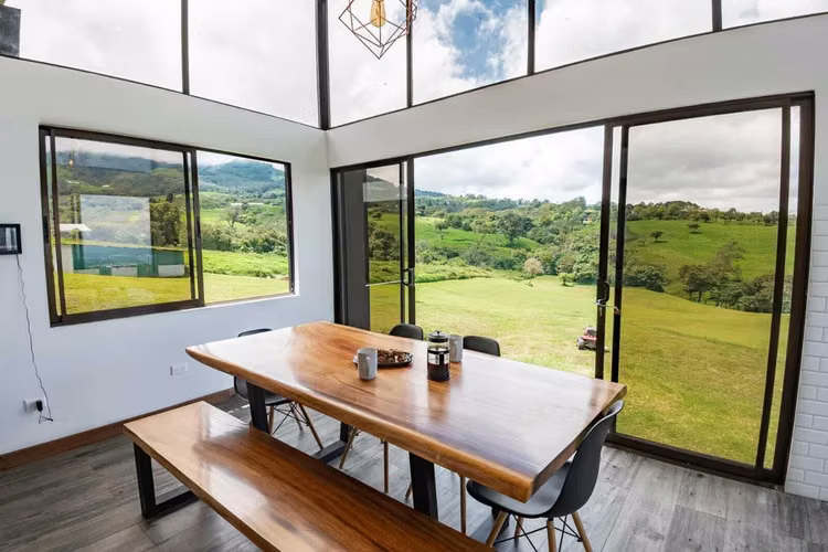 Venta de casa en lote de 10.000 m2 en Cascajal Coronado