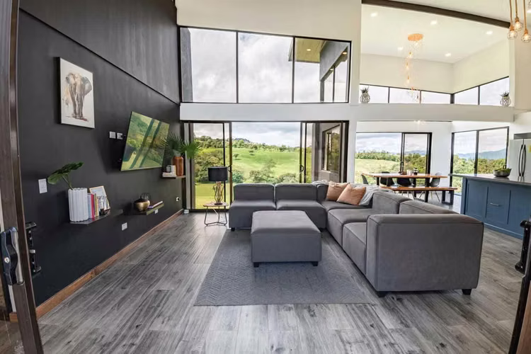 Venta de casa en lote de 10.000 m2 en Cascajal Coronado