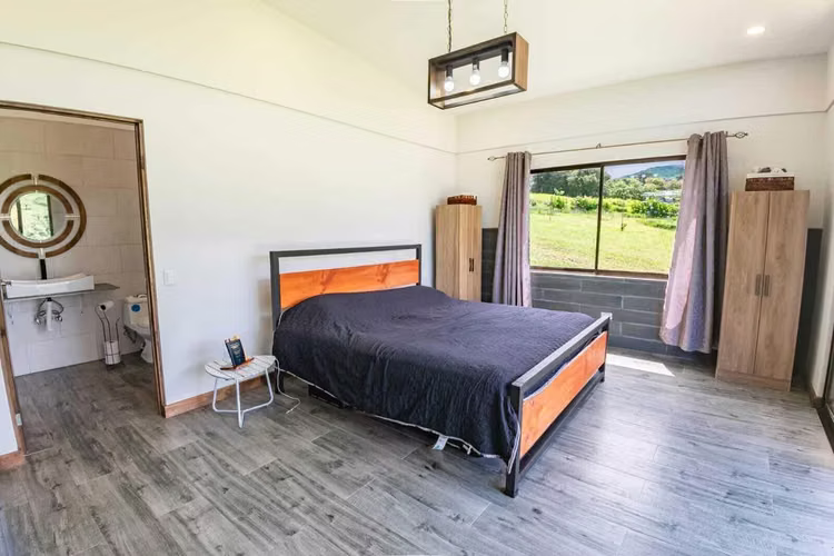 Venta de casa en lote de 10.000 m2 en Cascajal Coronado