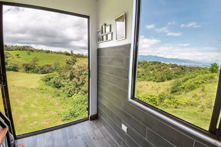 Venta de casa en lote de 10.000 m2 en Cascajal Coronado