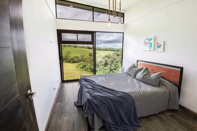Venta de casa en lote de 10.000 m2 en Cascajal Coronado