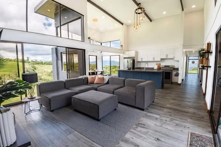 Venta de casa en lote de 10.000 m2 en Cascajal Coronado