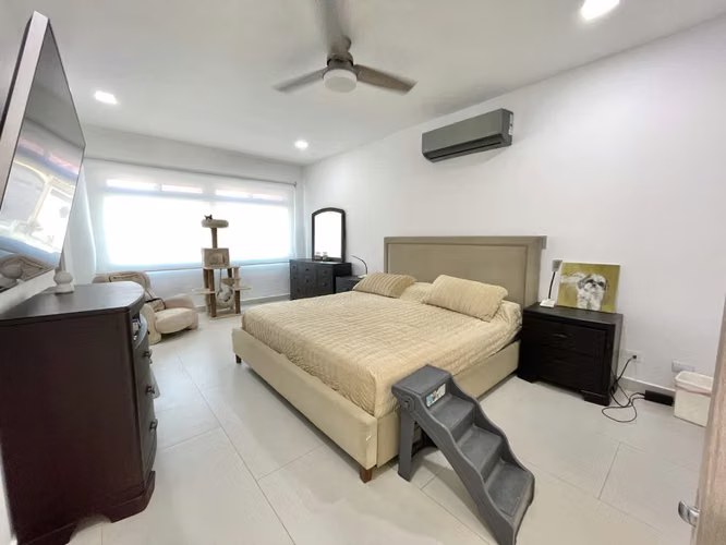 VENTA CASA DE UNA PLANTA, EN RESIDENCIAL, SANTA ANA
