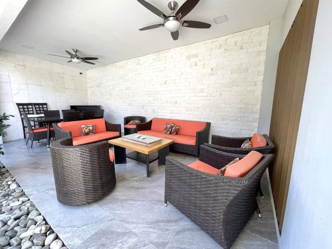 VENTA CASA DE UNA PLANTA, EN RESIDENCIAL, SANTA ANA