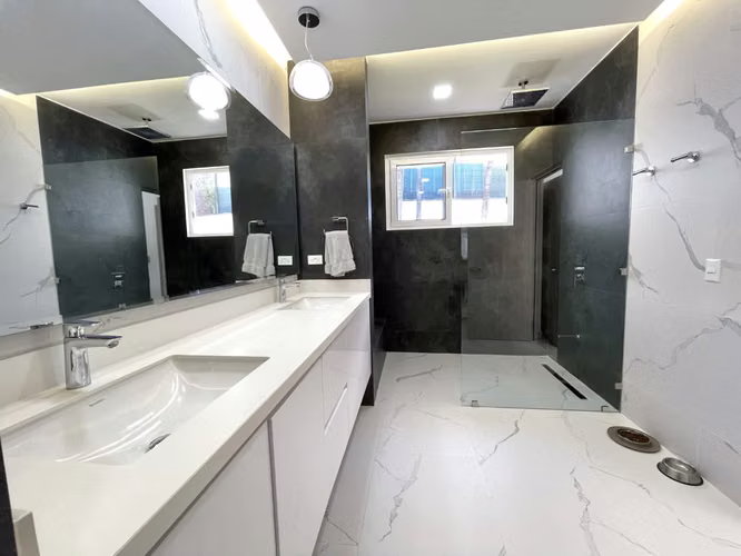 VENTA CASA DE UNA PLANTA, EN RESIDENCIAL, SANTA ANA