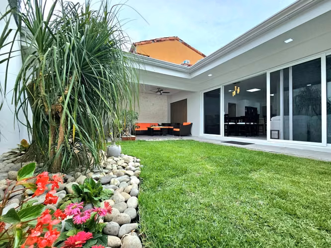 VENTA CASA DE UNA PLANTA, EN RESIDENCIAL, SANTA ANA