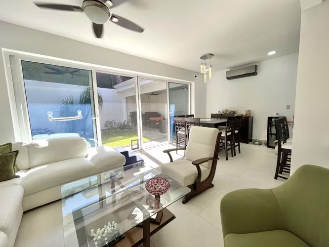 VENTA CASA DE UNA PLANTA, EN RESIDENCIAL, SANTA ANA