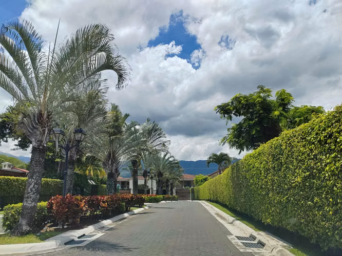 MB21 HERMOSA CASA EN  VENTA / SANTA ANA CONDOMINIO VIA NOVA / 290 m2 CONSTRUCCIÓN