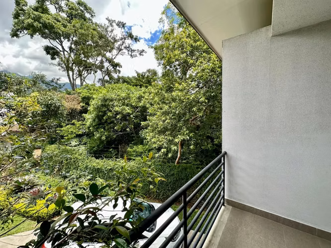 Oportunidad única! Gran casa en condominio en Escazú