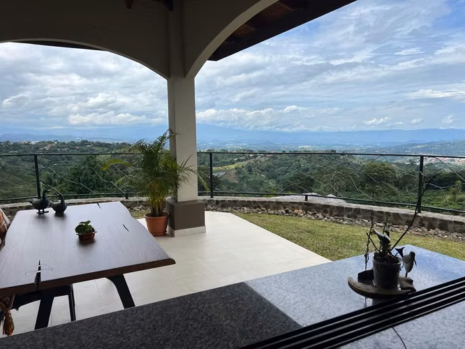 Casa Eucalipto en Residencial Oro Monte Naranjo con hermosas vistas