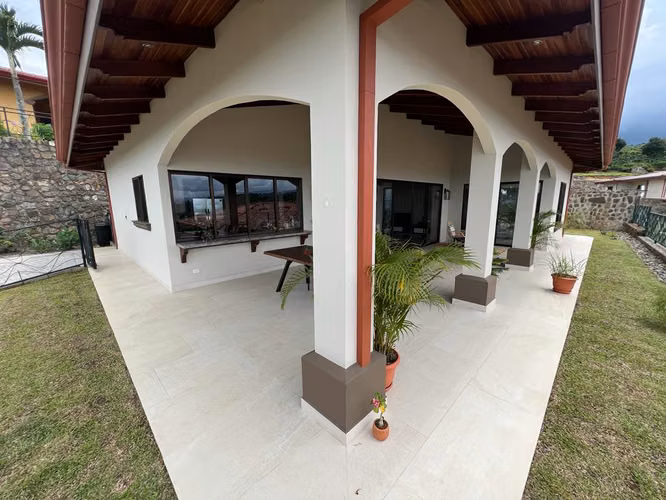 Casa Eucalipto en Residencial Oro Monte Naranjo con hermosas vistas