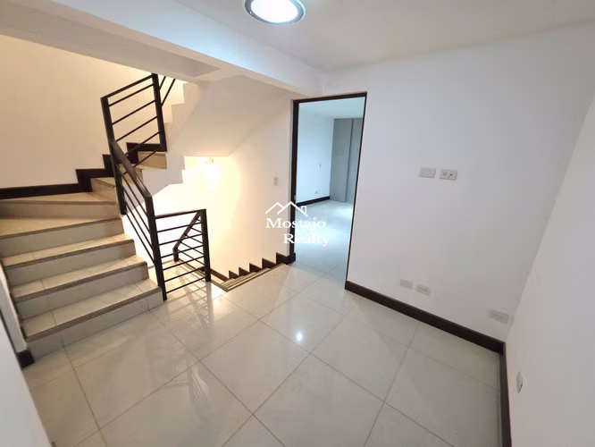 Alquiler de casa 3 niveles, condominio Parques del Sol, Santa Ana - Imagen 3