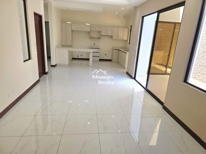 Alquiler de Casa nueva, Condominio pequeño, Santa Ana centro
