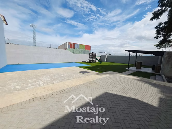 Alquiler de Casa nueva, Condominio pequeño, Santa Ana centro