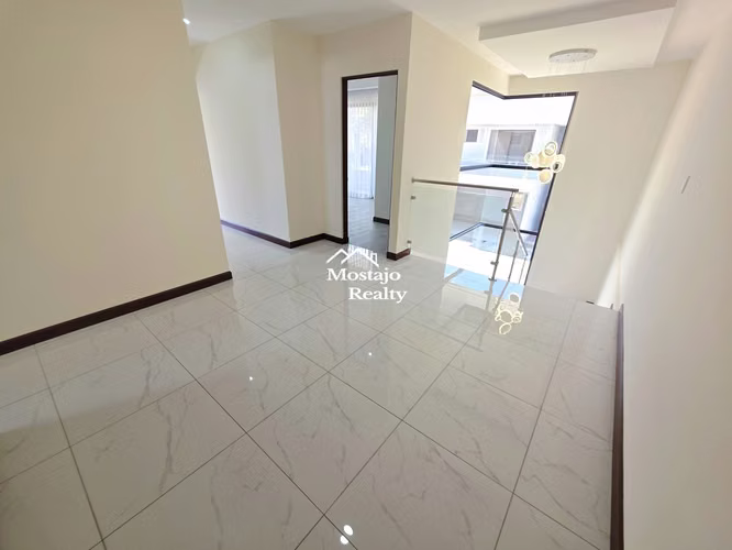 Alquiler de Casa nueva, Condominio pequeño, Santa Ana centro
